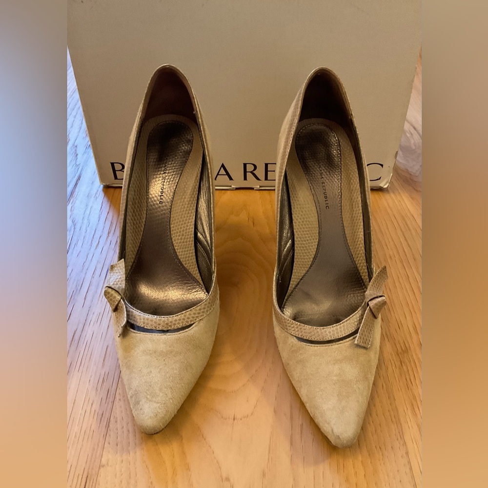 Vintage Banana Republic Tan Suede Pump, Size 8